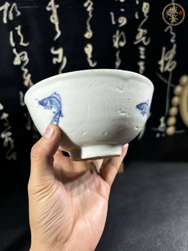 古玩陶瓷青花游魚(yú)刻海水紋茶碗真品鑒賞圖