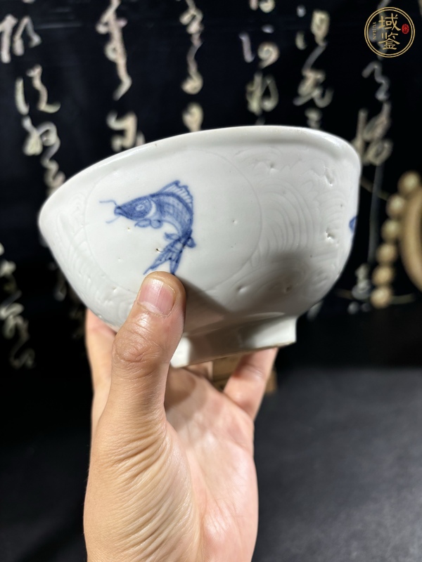 古玩陶瓷青花游魚(yú)刻海水紋茶碗真品鑒賞圖