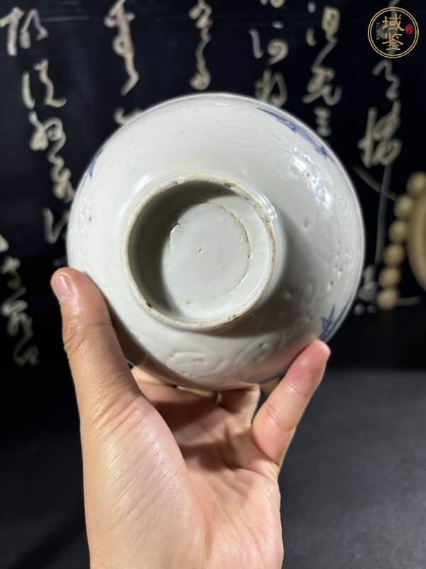 古玩陶瓷青花游魚刻海水紋茶碗真品鑒賞圖