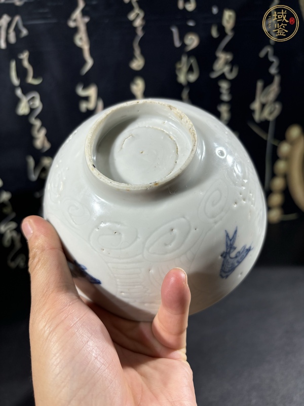 古玩陶瓷青花游魚刻海水紋茶碗真品鑒賞圖