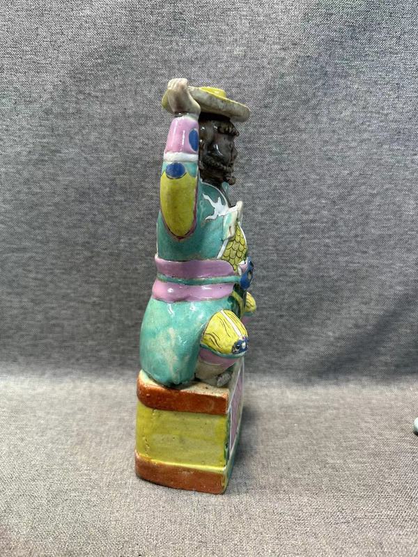 古玩陶瓷雍正粉彩胡人獻寶造型燭臺(一對)拍賣,當前價格18888元