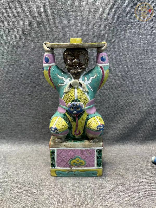 古玩陶瓷粉彩力士造型燭臺(tái)或者底座真品鑒賞圖