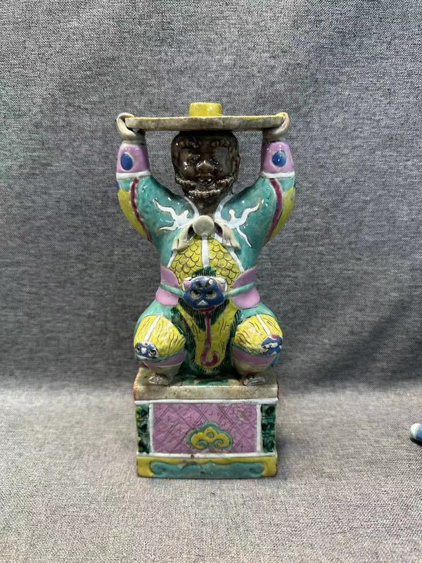 古玩陶瓷雍正粉彩胡人獻寶造型燭臺(一對)拍賣,當前價格18888元