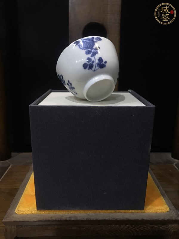 古玩陶瓷花卉紋青花杯真品鑒賞圖