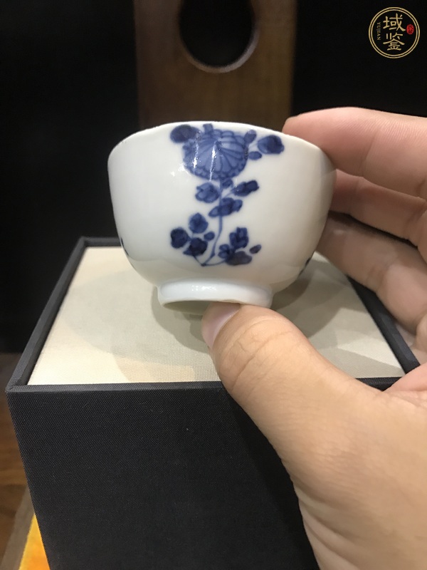 古玩陶瓷花卉紋青花杯真品鑒賞圖