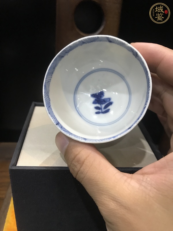 古玩陶瓷花卉紋青花杯真品鑒賞圖