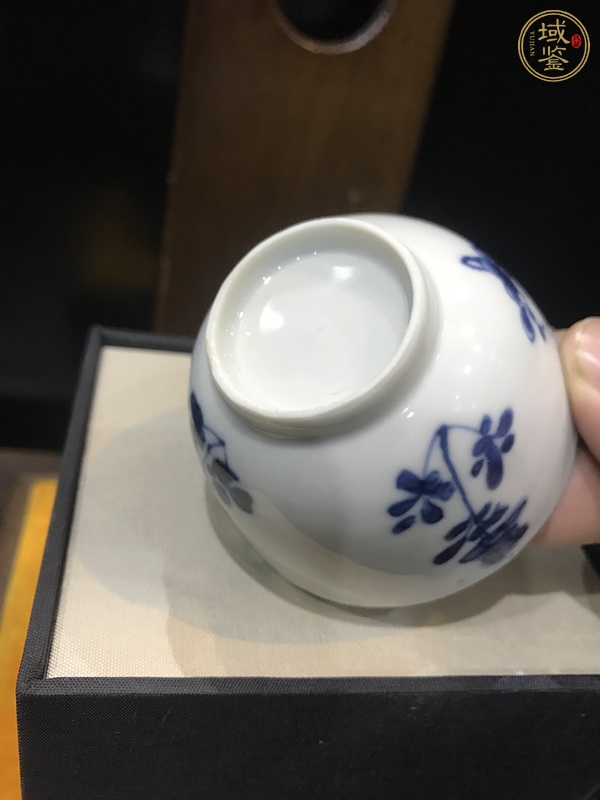 古玩陶瓷花卉紋青花杯真品鑒賞圖