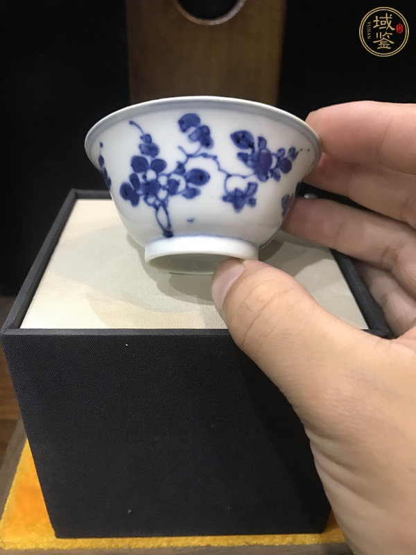 古玩陶瓷花卉紋青花杯真品鑒賞圖