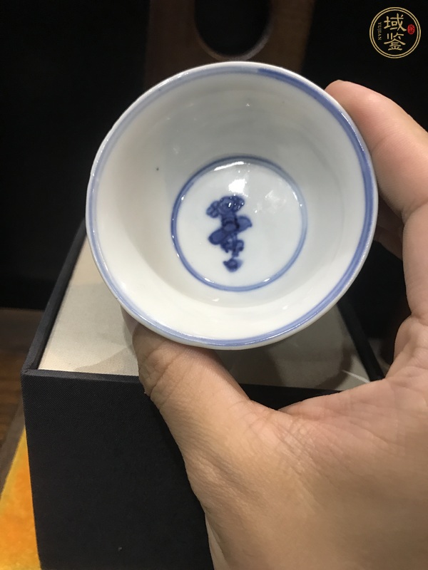 古玩陶瓷花卉紋青花杯真品鑒賞圖