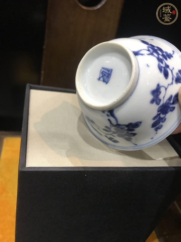 古玩陶瓷花卉紋青花杯真品鑒賞圖