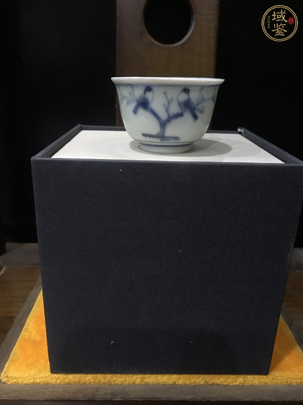 古玩陶瓷福字款花鳥紋青花杯真品鑒賞圖