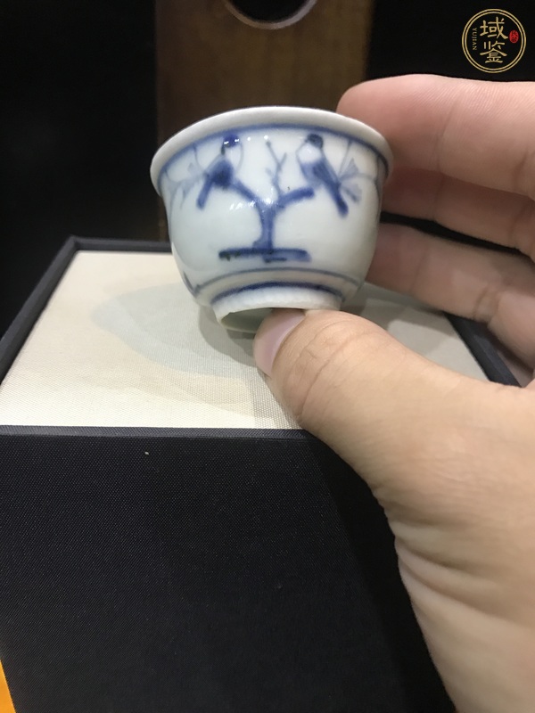 古玩陶瓷福字款花鳥紋青花杯真品鑒賞圖