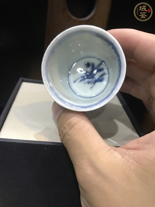 古玩陶瓷福字款花鳥紋青花杯真品鑒賞圖