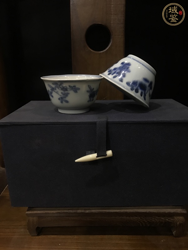 古玩陶瓷花卉紋青花杯真品鑒賞圖