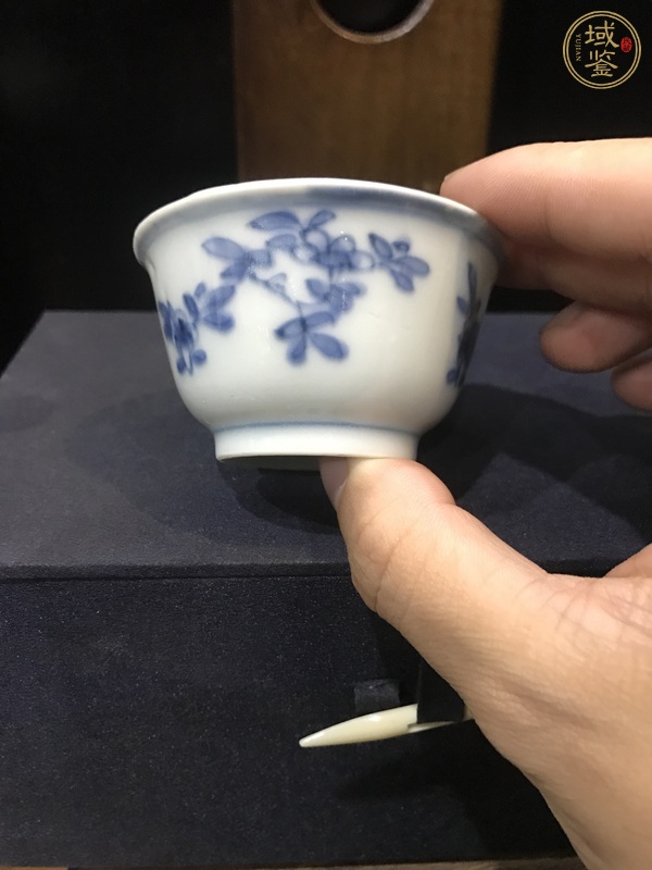 古玩陶瓷花卉紋青花杯真品鑒賞圖