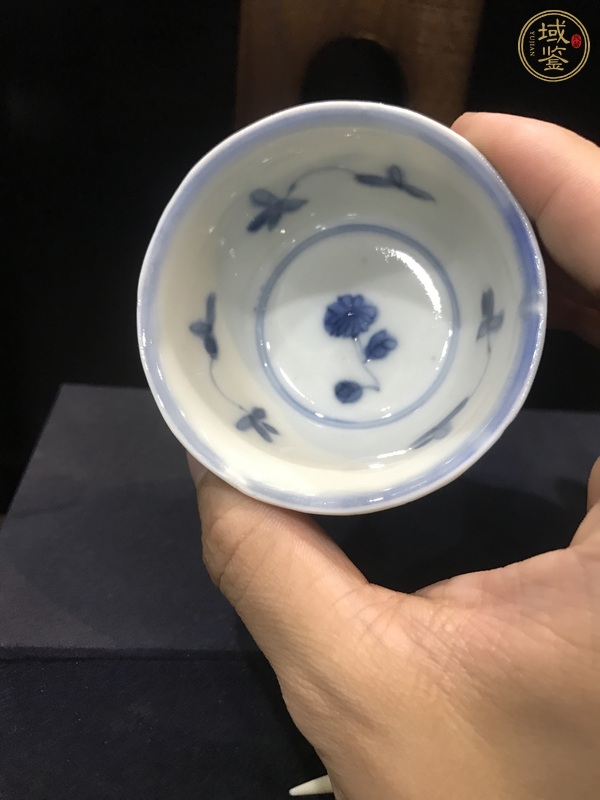 古玩陶瓷花卉紋青花杯真品鑒賞圖