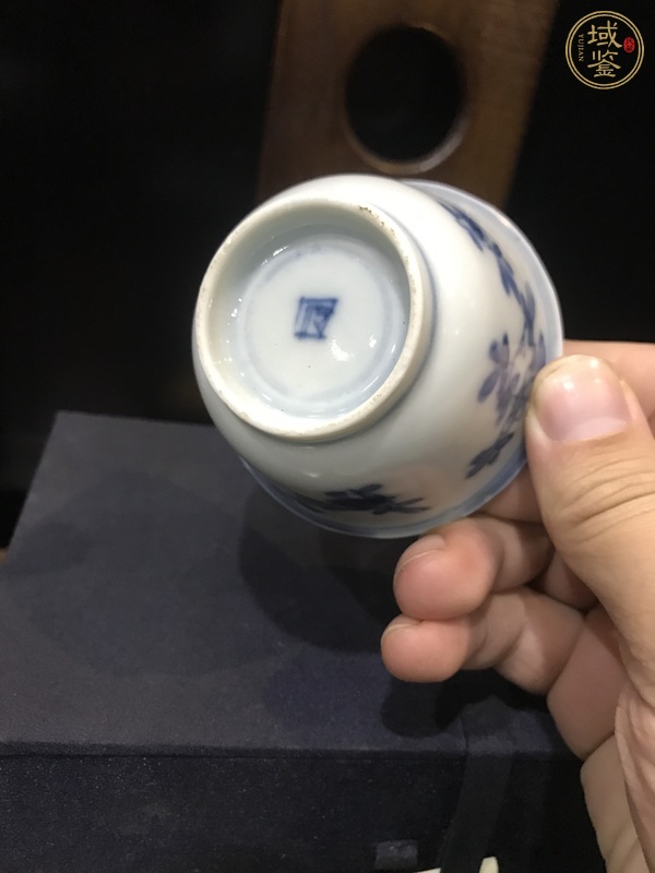 古玩陶瓷花卉紋青花杯真品鑒賞圖