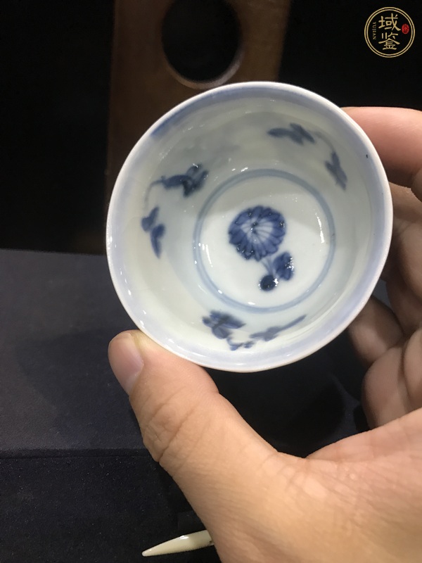 古玩陶瓷花卉紋青花杯真品鑒賞圖