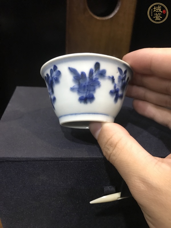 古玩陶瓷花卉紋青花杯真品鑒賞圖