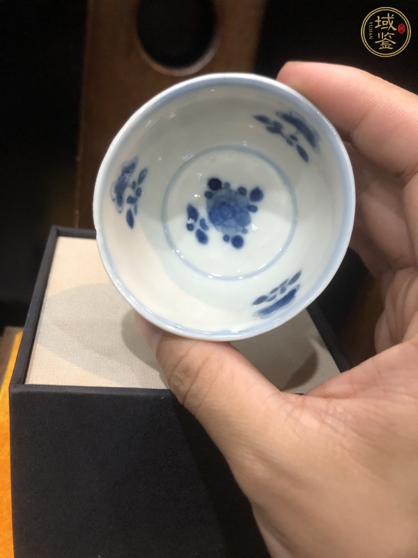 古玩陶瓷花卉紋青花杯真品鑒賞圖