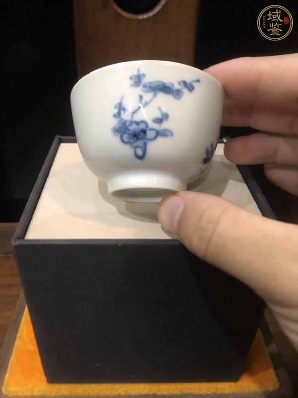 古玩陶瓷折枝花卉紋青花杯真品鑒賞圖