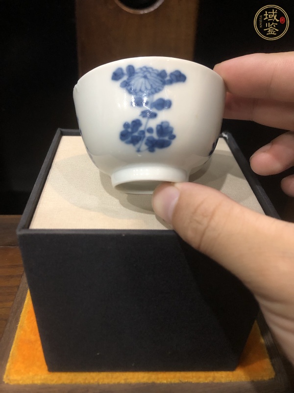 古玩陶瓷折枝花卉紋青花杯真品鑒賞圖