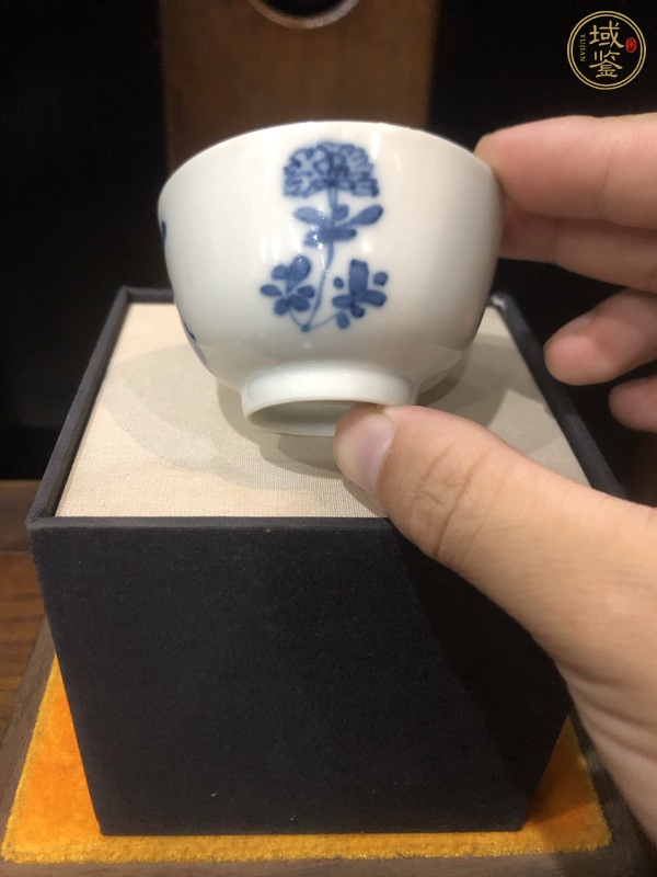 古玩陶瓷折枝花卉紋青花杯真品鑒賞圖