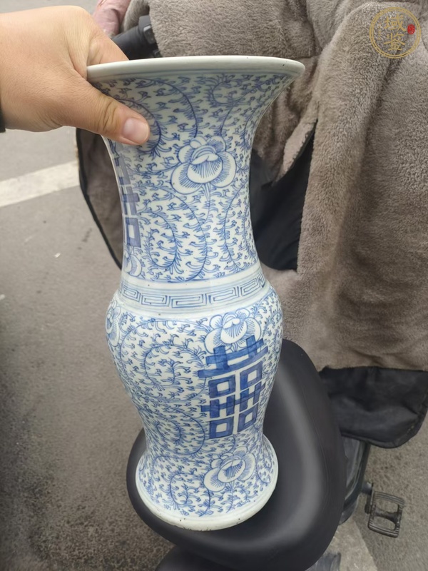 古玩陶瓷青花纏枝喜字紋花觚真品鑒賞圖