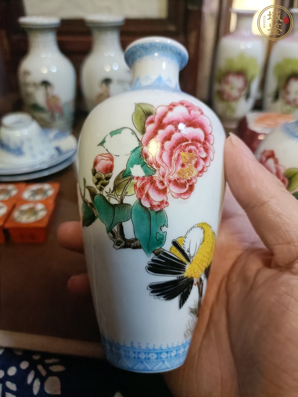 古玩陶瓷花鳥紋瓶真品鑒賞圖