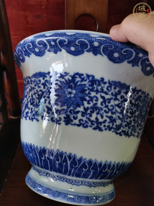 古玩陶瓷青花纏枝花卉紋花盆真品鑒賞圖