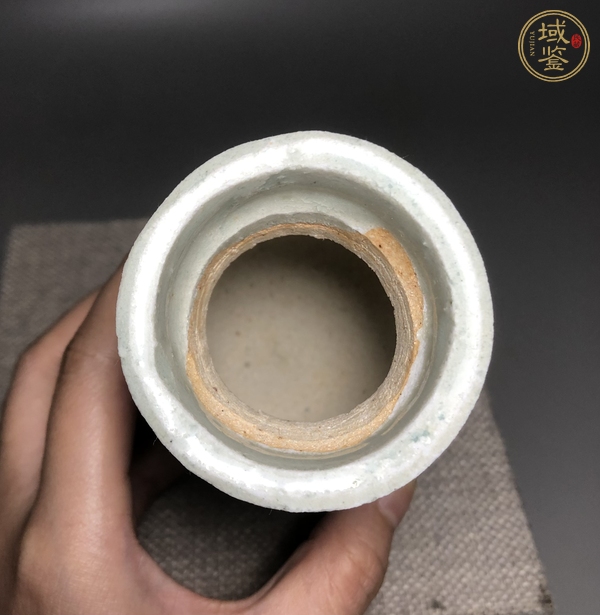 古玩陶瓷云市窯青白釉花卉紋盤口瓶真品鑒賞圖