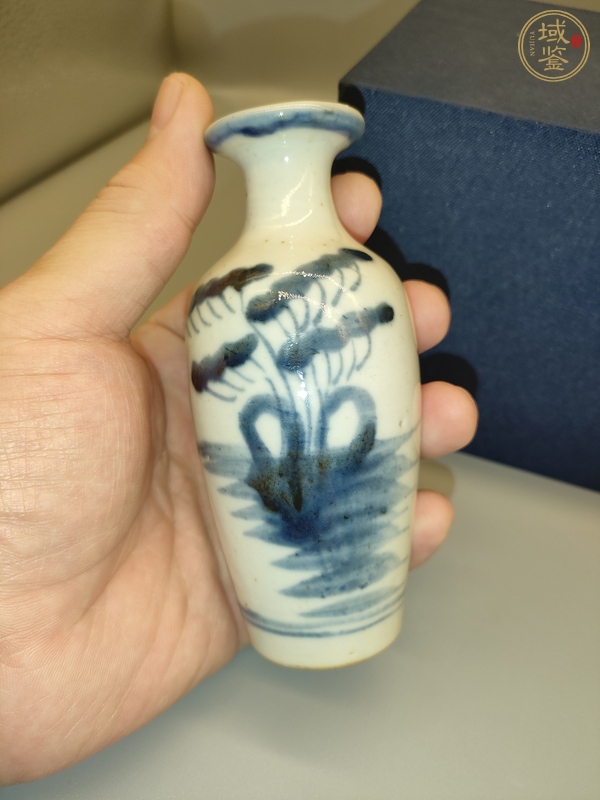 古玩陶瓷青花荷蓮紋柳葉瓶真品鑒賞圖