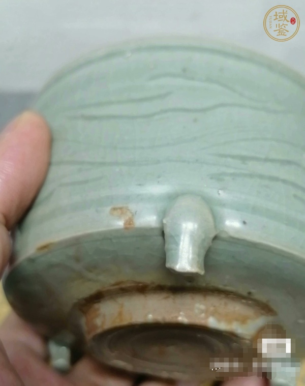 古玩陶瓷龍泉青瓷刻水波紋香爐真品鑒賞圖