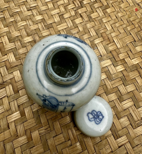 古玩陶瓷瑞獸紋青花蓋罐真品鑒賞圖