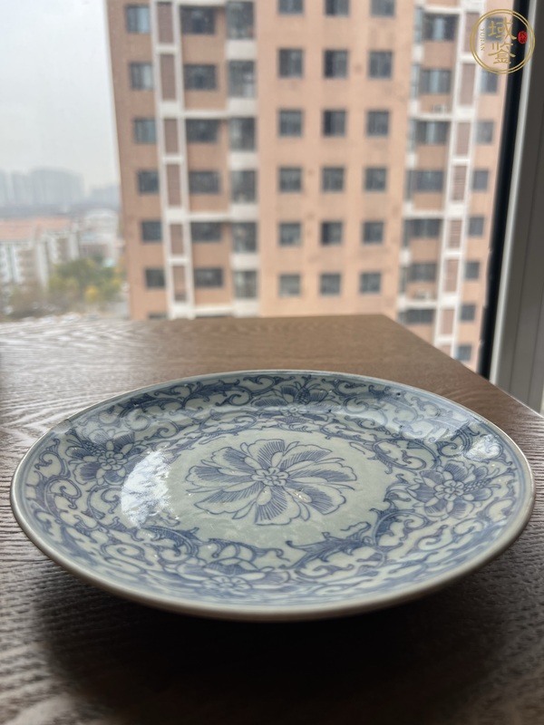 古玩陶瓷花卉紋青花盤真品鑒賞圖