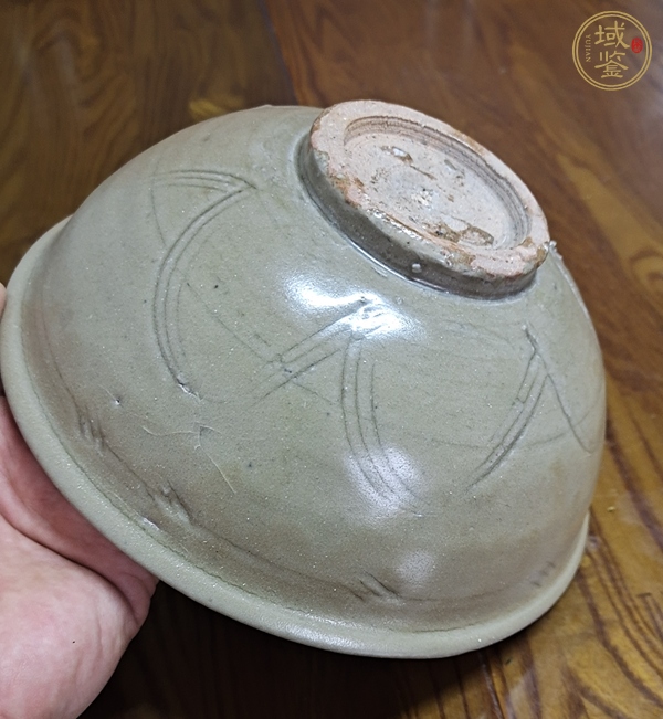 古玩陶瓷龍泉青瓷刻花碗真品鑒賞圖