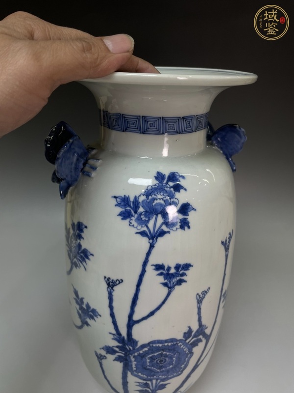 古玩陶瓷日本明治青花孔雀花卉紋蝶耳瓶真品鑒賞圖