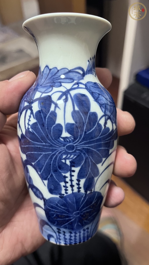 古玩陶瓷青花荷花紋瓶真品鑒賞圖