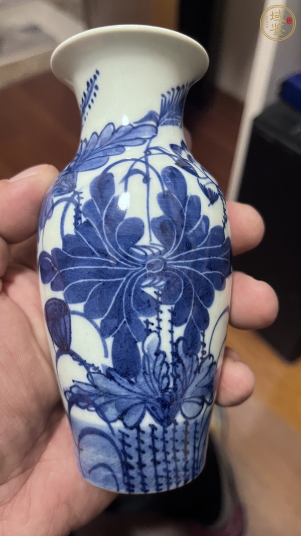 古玩陶瓷青花荷花紋瓶真品鑒賞圖