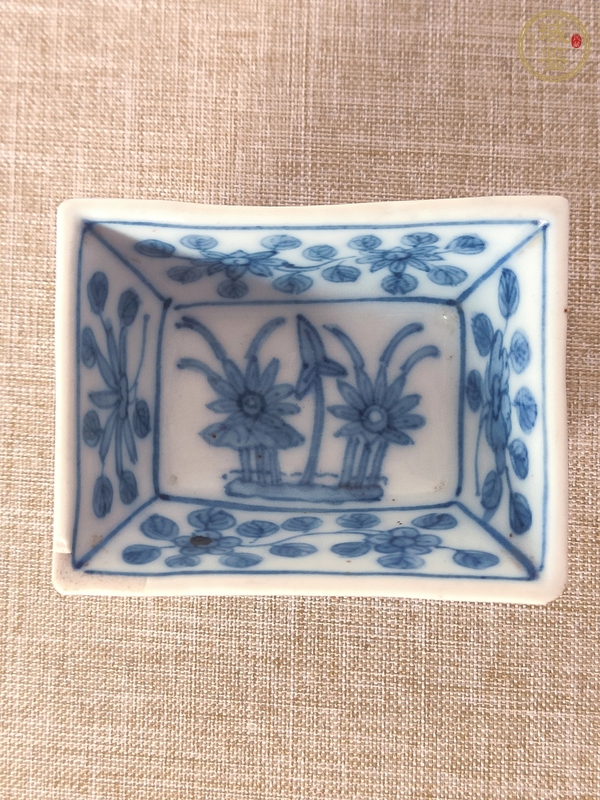 古玩陶瓷清中晚期青花花卉紋盤真品鑒賞圖