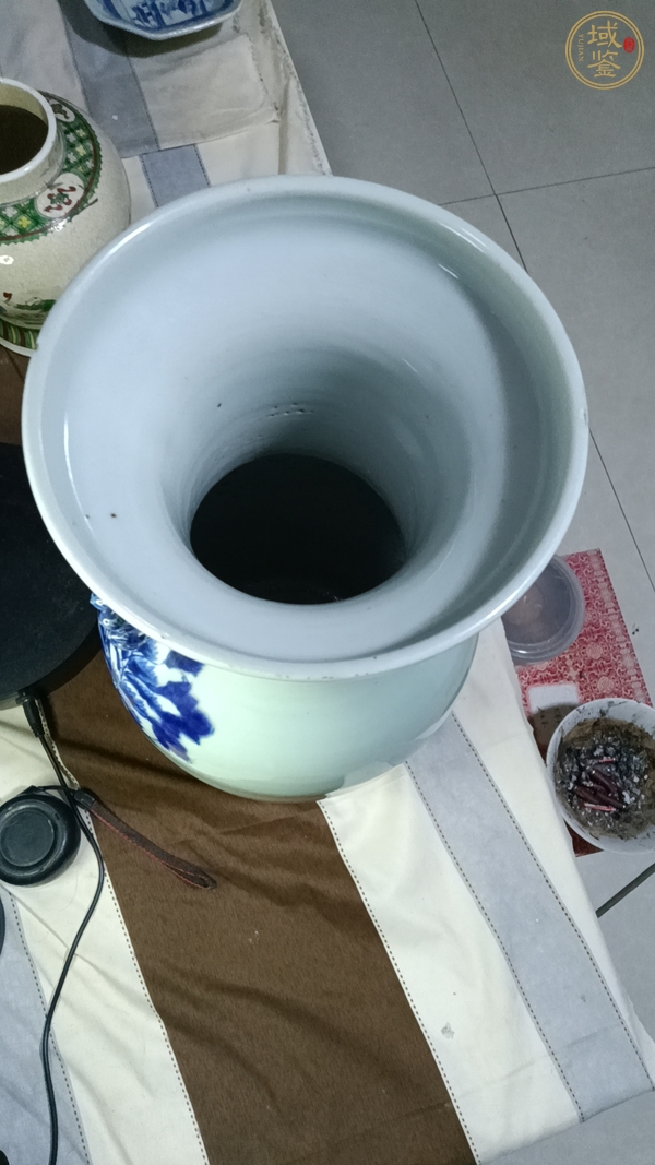 古玩陶瓷花鳥紋豆青釉青花瓶真品鑒賞圖