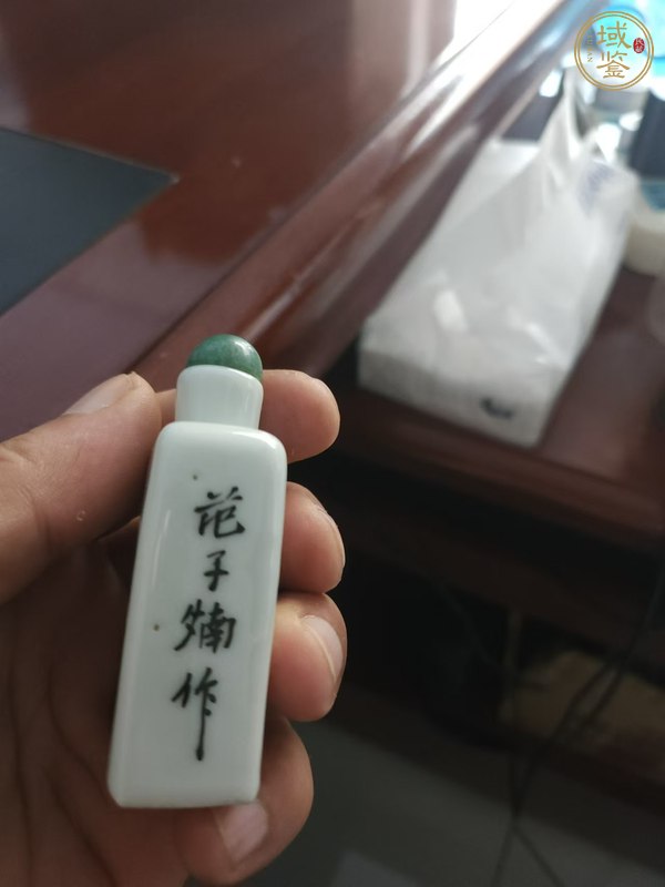 古玩陶瓷淺降彩人物故事圖鼻煙壺真品鑒賞圖