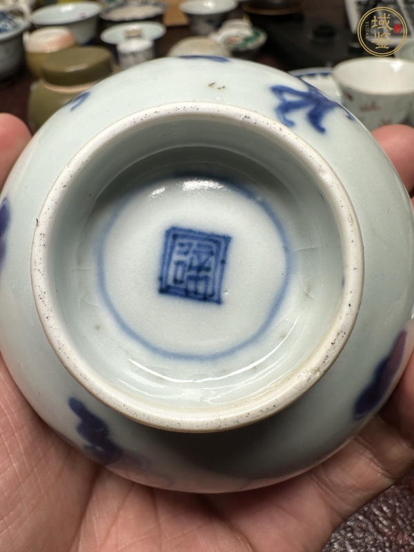 古玩陶瓷過墻龍紋青花杯真品鑒賞圖