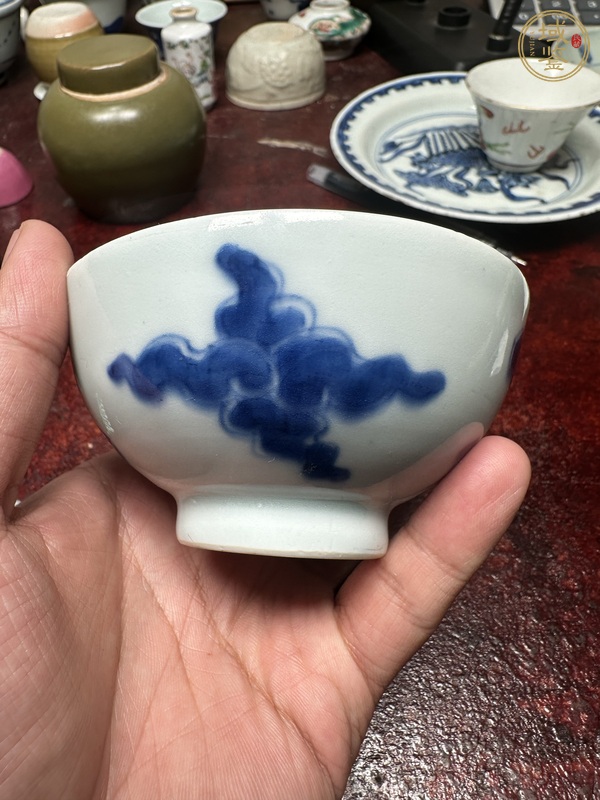 古玩陶瓷過墻龍紋青花杯真品鑒賞圖