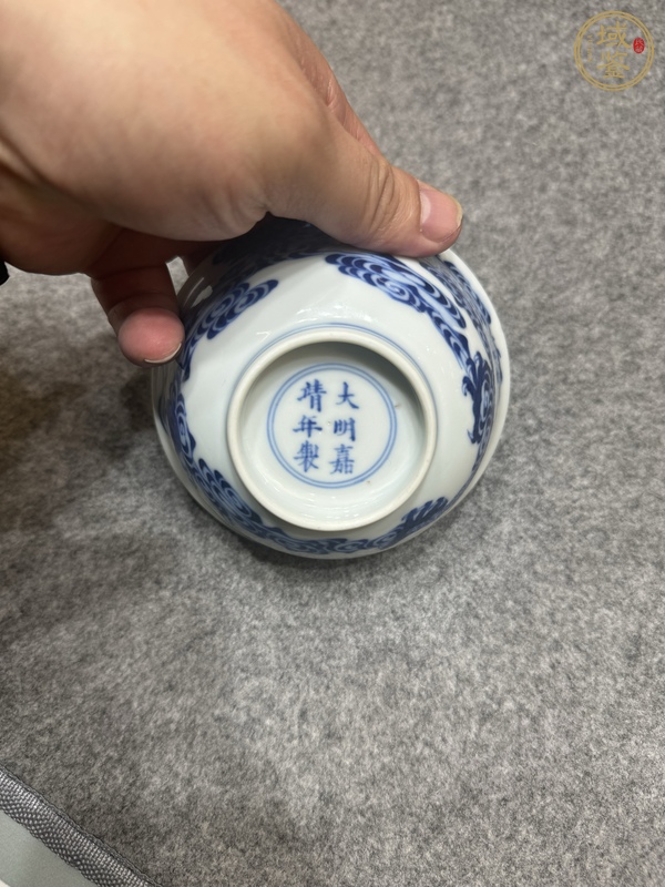 古玩陶瓷過墻龍紋青花杯真品鑒賞圖