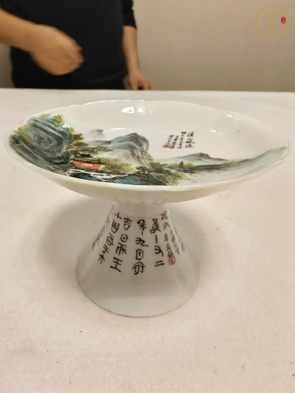 古玩陶瓷粉彩青綠山水紋花口高足貢盤真品鑒賞圖