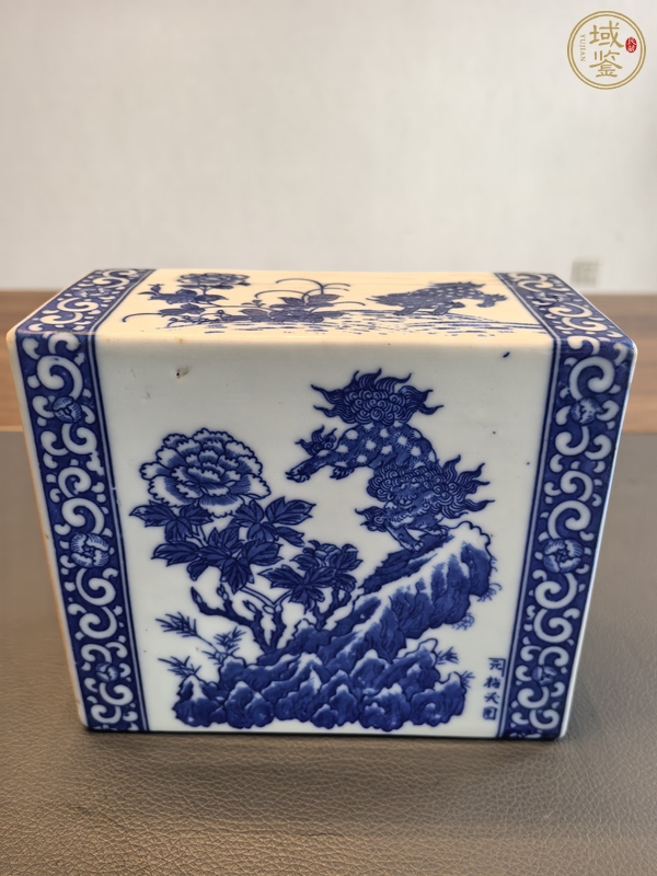 古玩陶瓷青花獅子穿花圖脈枕真品鑒賞圖