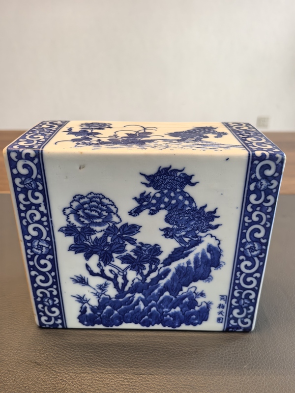 古玩陶瓷青花獅子穿花圖脈枕拍賣(mài)，當(dāng)前價(jià)格498元