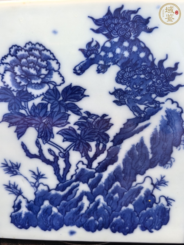 古玩陶瓷青花獅子穿花圖脈枕真品鑒賞圖