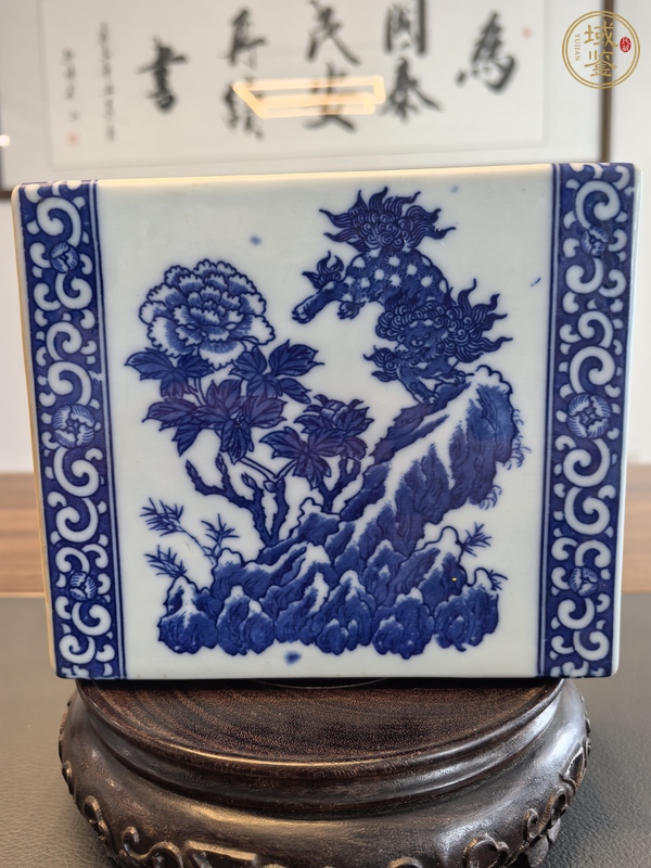 古玩陶瓷青花獅子穿花圖脈枕真品鑒賞圖